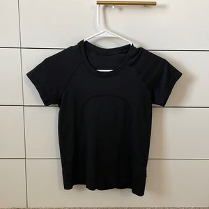 Black lululemon swiftly tech race length shirt sleeve shirt size 4